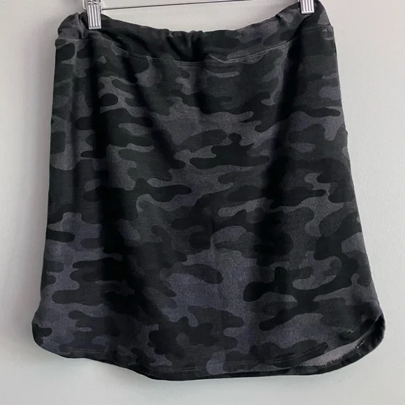 SUNDRY EVEREVE Grey Camo Mini Skirt Size 2 - Picture 5 of 11